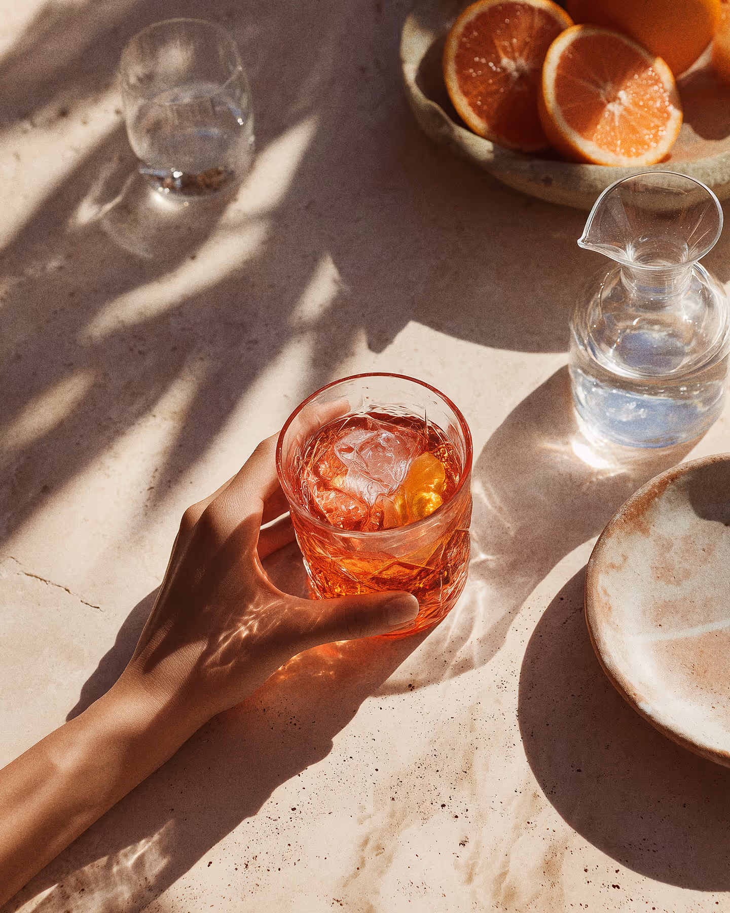 Taça de Bellini sob a luz do fim de tarde